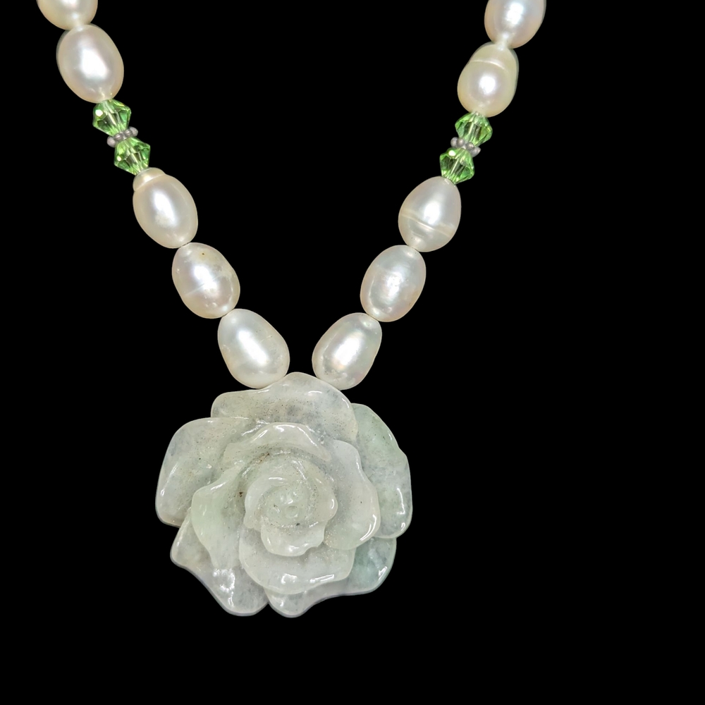 Elegant Pearl and Green Necklace - Picture 3 of 7